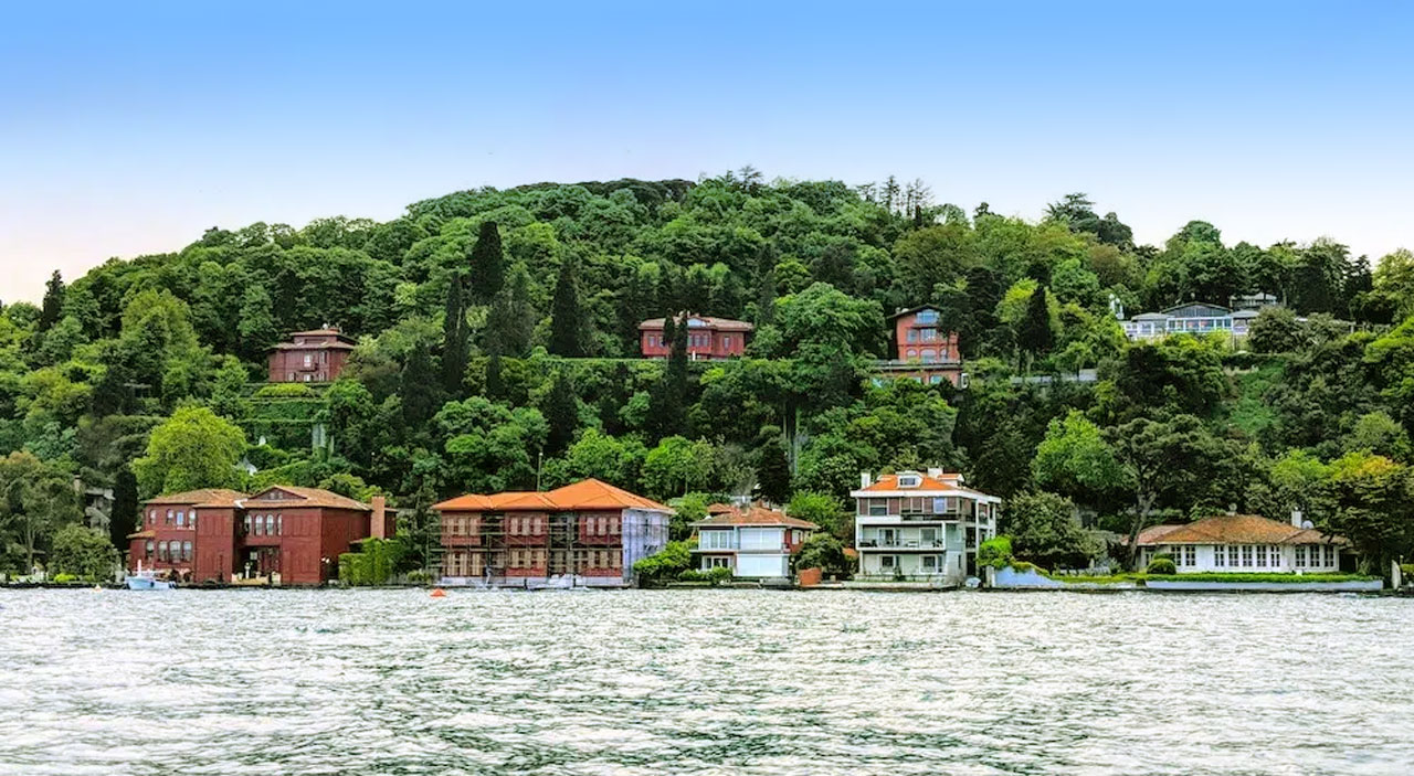 Enchanting Bosphorus Cruise: 17 Villages and Sunset Show