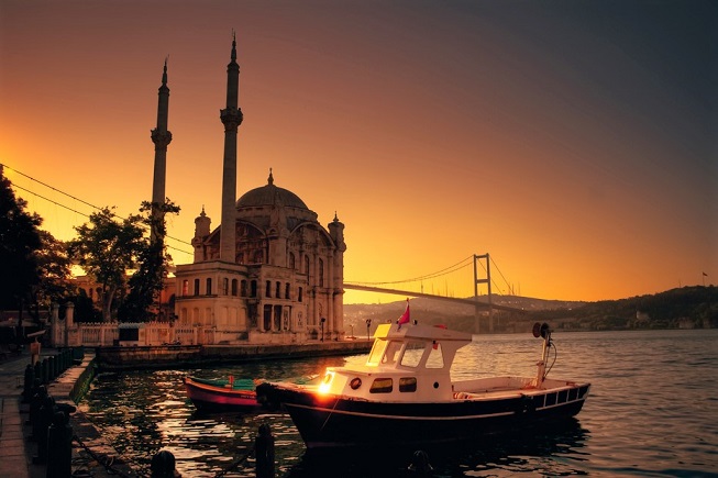 Enchanting Bosphorus Cruise: 17 Villages and Sunset Cruise Show